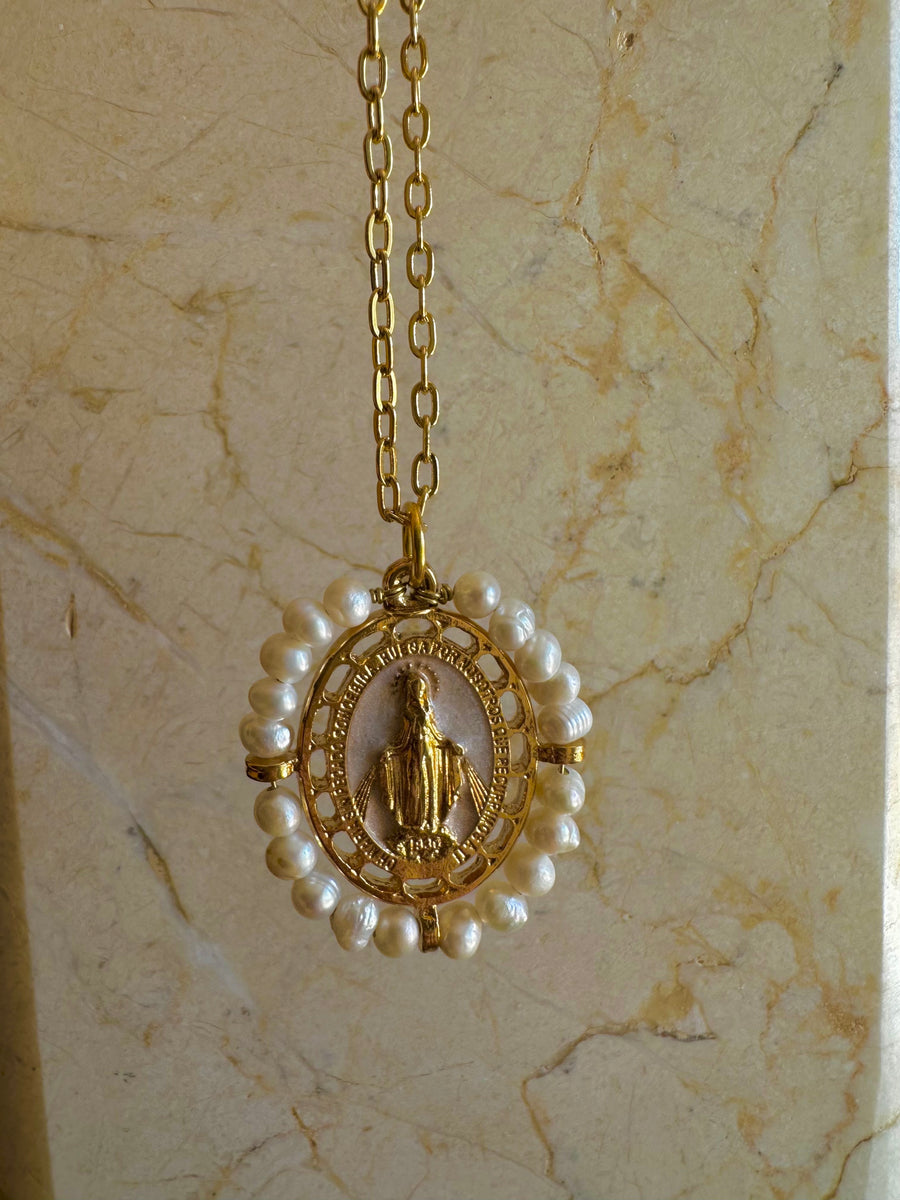 Medalla de La Milagrosa con perla natural y esmalte blanco perlado – Khartes Madrid