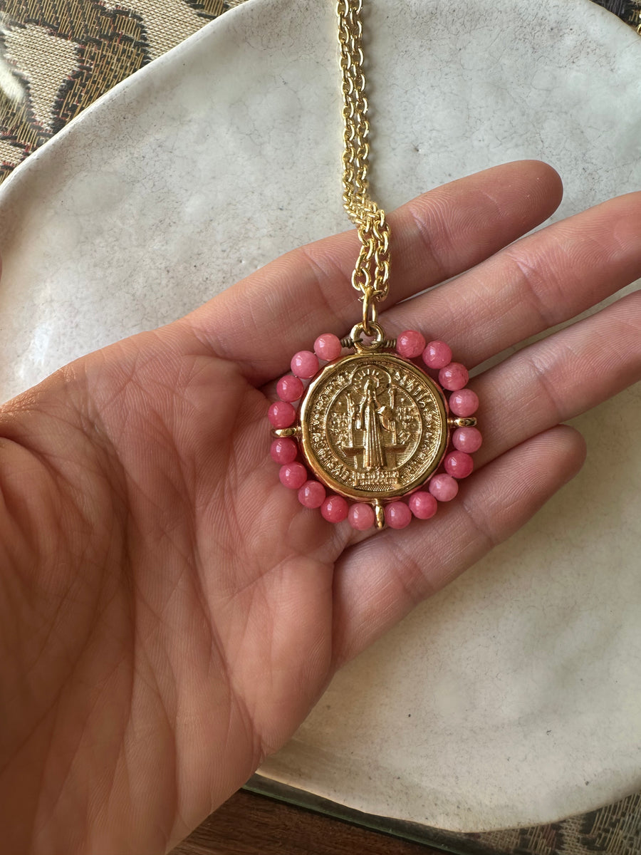 Medalla de San Benito rosa – Khartes Madrid
