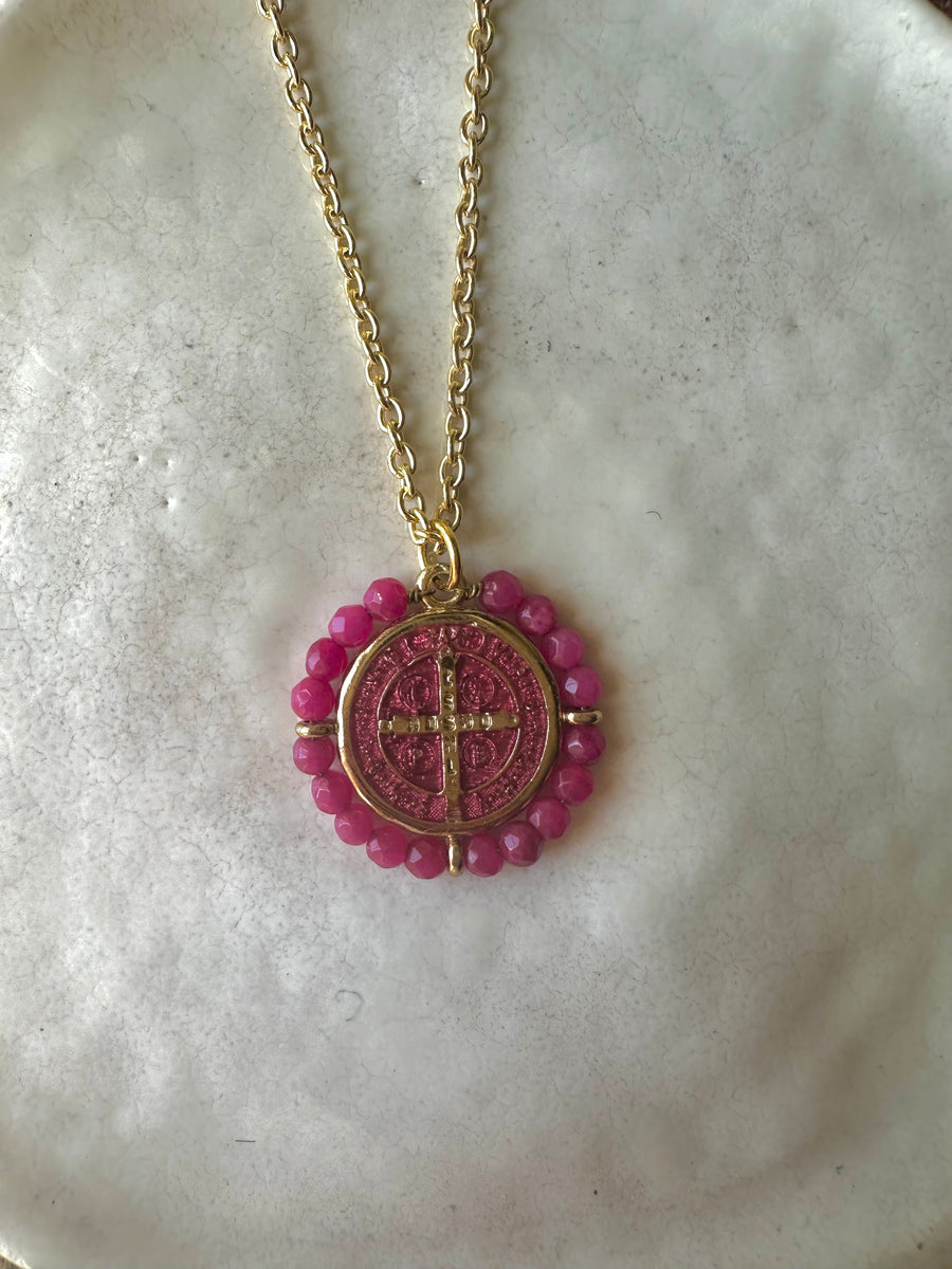 Medalla de San Benito fucsia esmaltada – Khartes Madrid