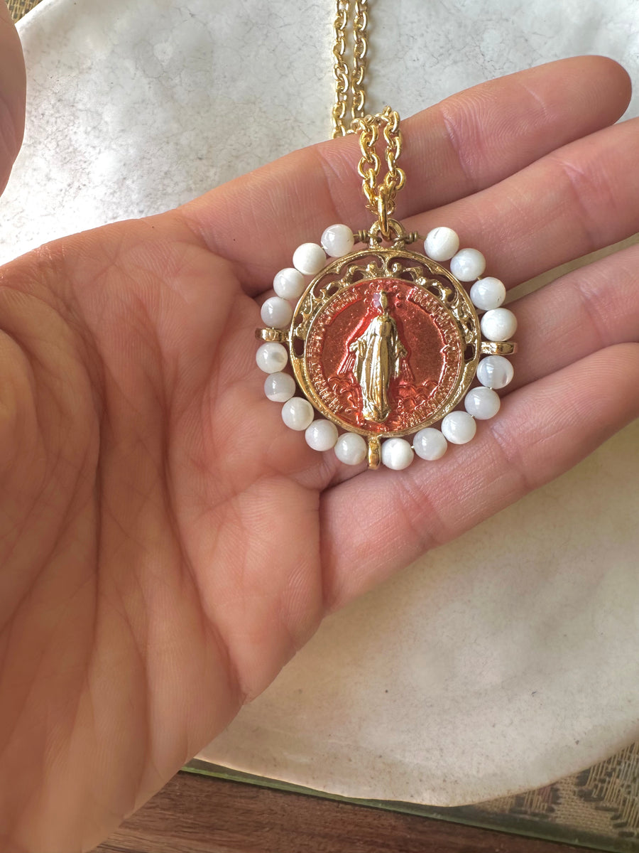 Medalla de la Inmaculada con esmalte rosa y bolitas blancas – Khartes Madrid