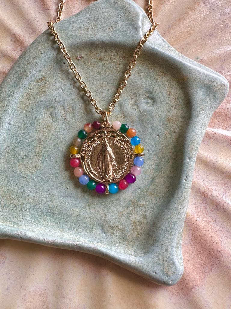 Medalla de la Inmaculada con piedras multicolor – Khartes Madrid