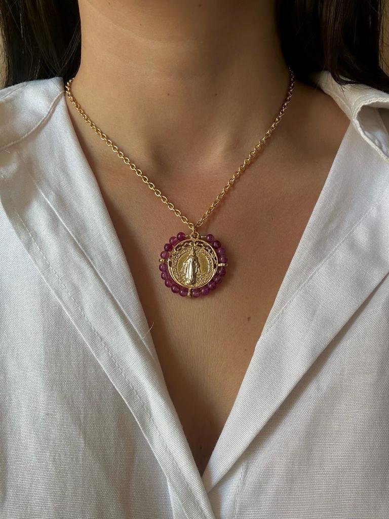 Medalla de la Inmaculada con amatista dorada, con halo de amatistas moradas y cadena fina ajustable.