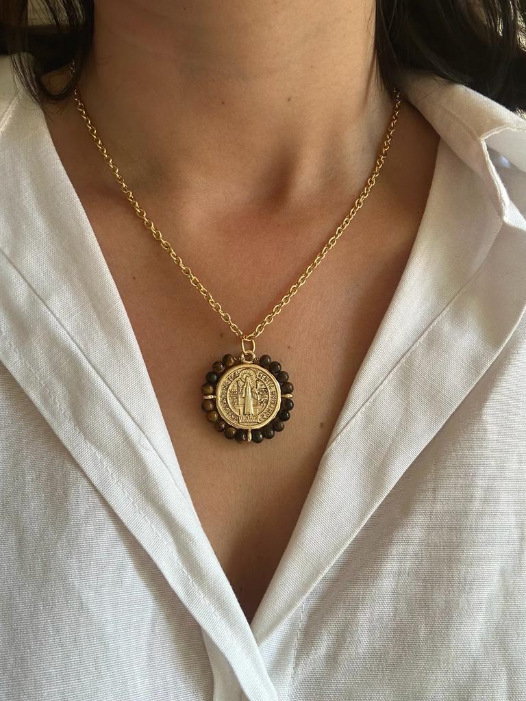 Medalla de San Benito con ojo de tigre dorada, con cuentas oscuras y cadena fina a juego
