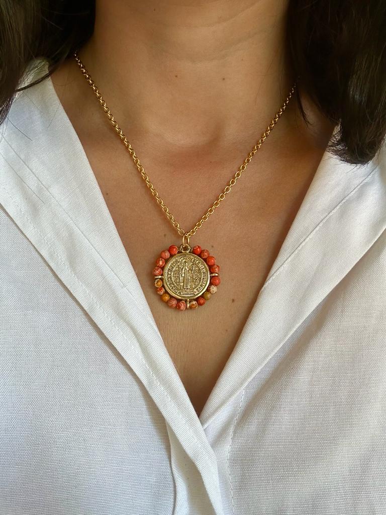 Medalla de San Benito con turquesa naranja – Khartes Madrid