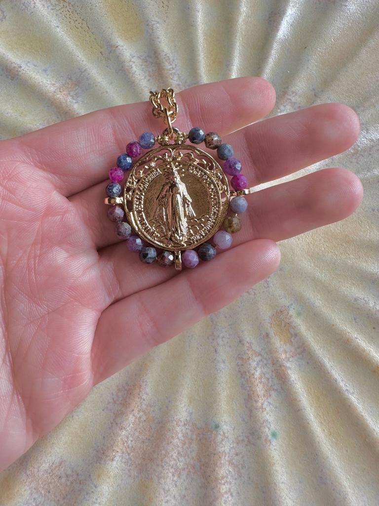 Medalla de la Inmaculada con rubíes y zafiros – Khartes Madrid