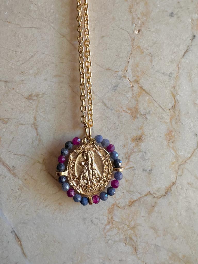 Medalla de la Virgen de Covadonga con rubí y zafiro – Khartes Madrid