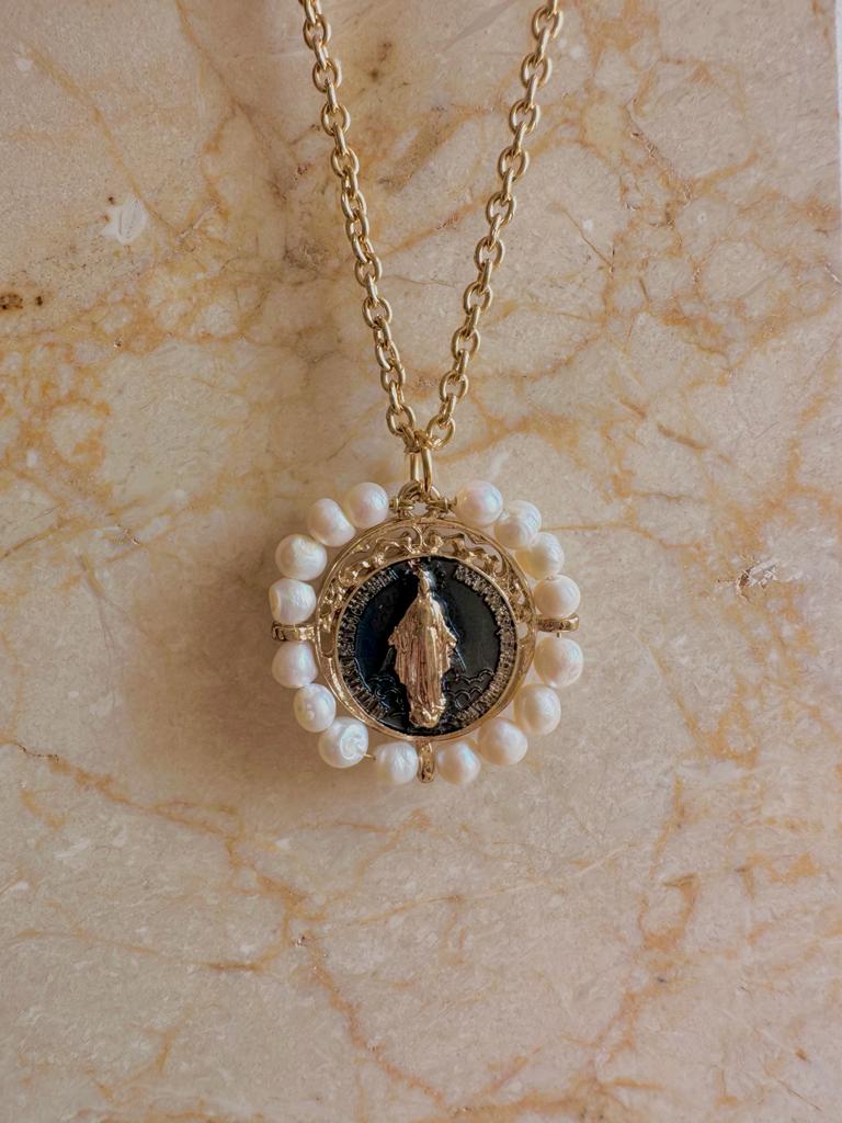 Medalla de la Inmaculada con perla natural y esmalte azul marino – Khartes Madrid