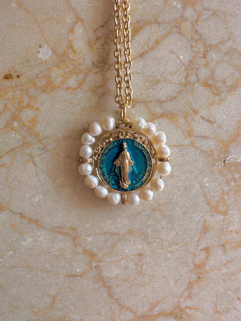 Medalla de la Inmaculada con perla natural y esmalte turquesa – Khartes Madrid