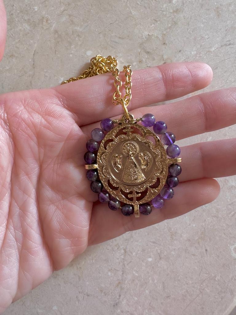 Medalla de la Virgen del Pilar con amatista – Khartes Madrid