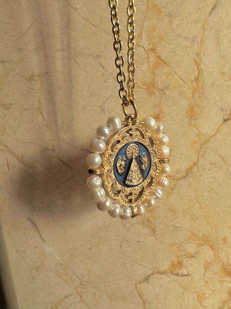 Medalla de la Virgen del Pilar con perla natural y esmalte azul – Khartes Madrid