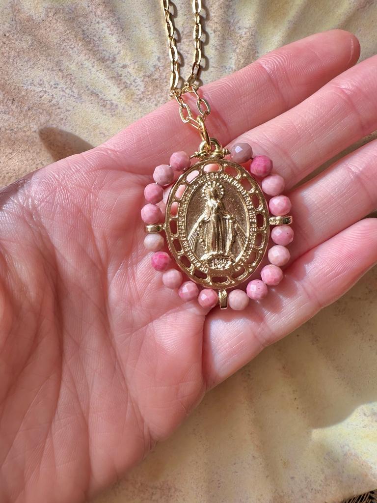 Medalla de La Milagrosa con rodonita – Khartes Madrid