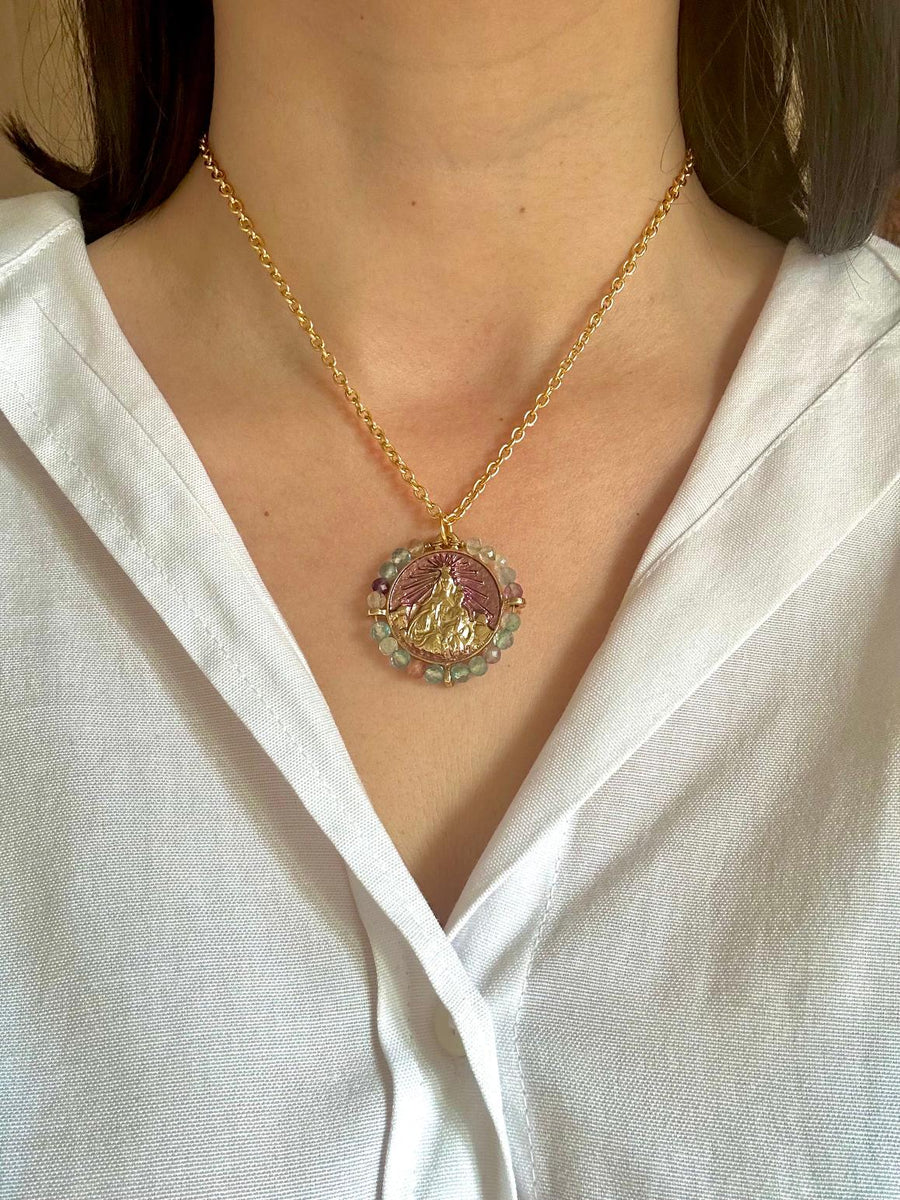 Medalla de la Virgen del Carmen con esmalte lila y fluorita – Khartes Madrid