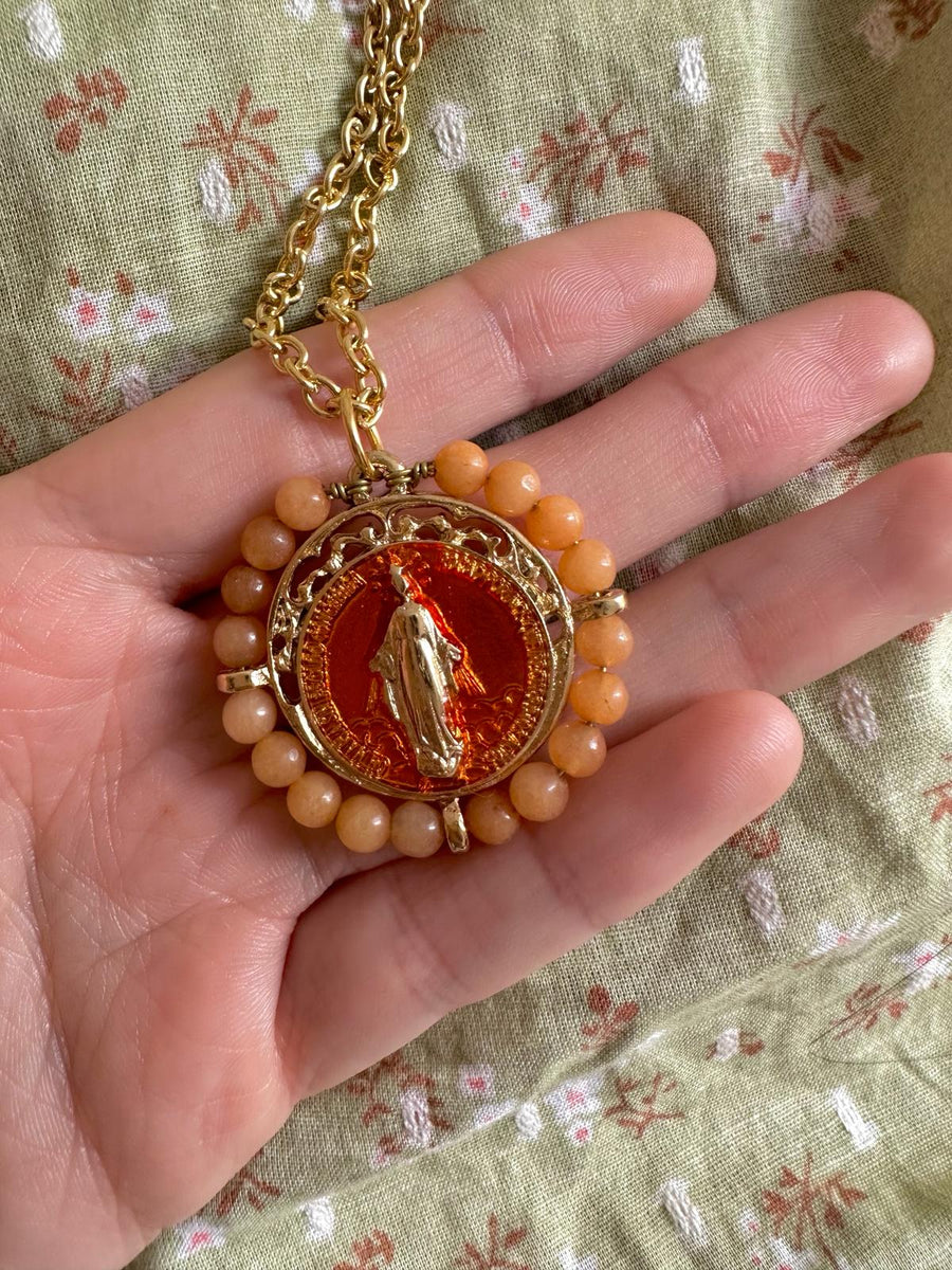 Medalla de la Inmaculada con esmalte y piedra naranja – Khartes Madrid