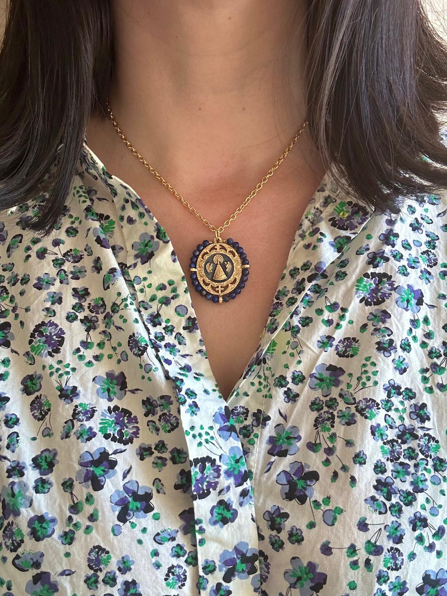 Medalla de la Virgen del Pilar con lapislázuli y esmalte – Khartes Madrid
