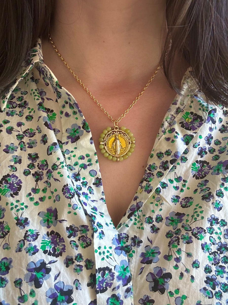 Medalla de la Inmaculada con esmalte y piedra lima – Khartes Madrid
