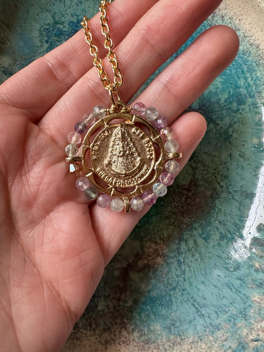 Medalla de la Virgen del Rocío con fluorita – Khartes Madrid