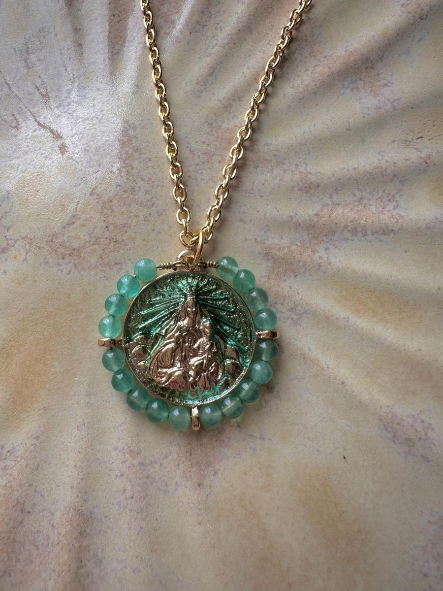 Medalla de la Virgen del Carmen con piedra verde y esmalte – Khartes Madrid