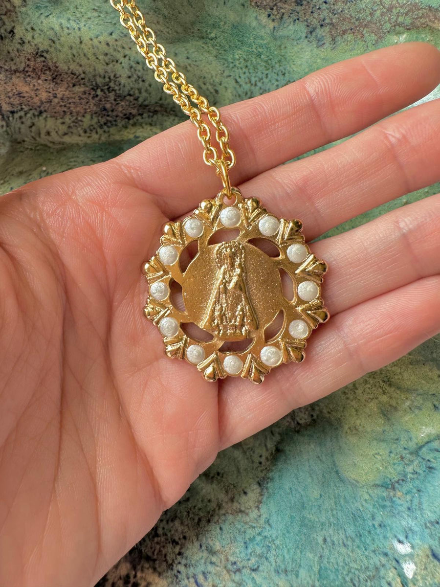 Medalla de la Virgen de los Desamparados con esmalte blanco perlado – Khartes Madrid