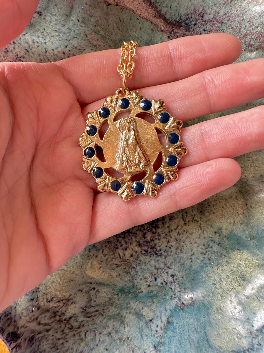 Medalla de la Virgen de los Desamparados con esmalte azul marino – Khartes Madrid