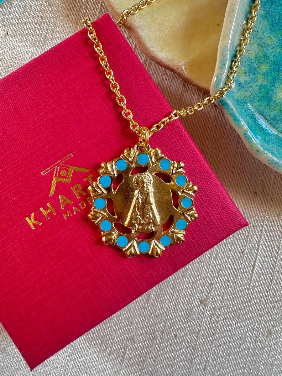 Medalla de la Virgen de los Desamparados con esmalte turquesa – Khartes Madrid