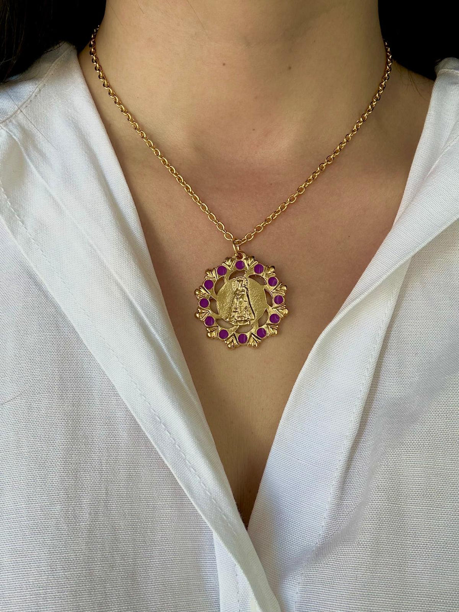 Medalla de la Virgen de los Desamparados con esmalte morado – Khartes Madrid