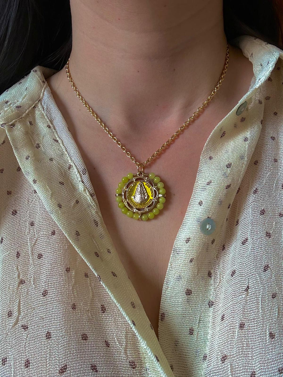 Medalla de la Virgen del Rocío con piedra y esmalte lima – Khartes Madrid