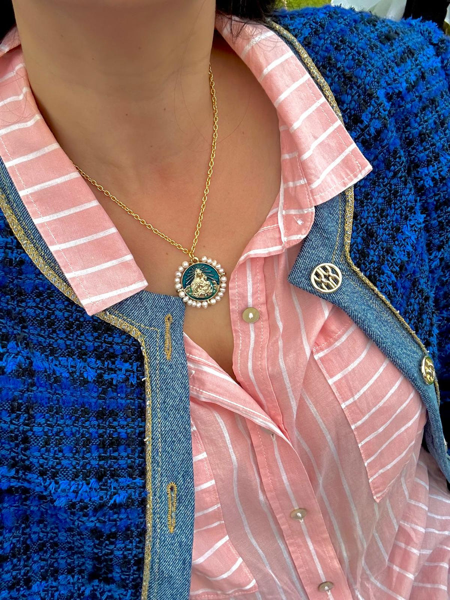 Medalla de la Virgen del Carmen con esmalte turquesa y perla natural – Khartes Madrid