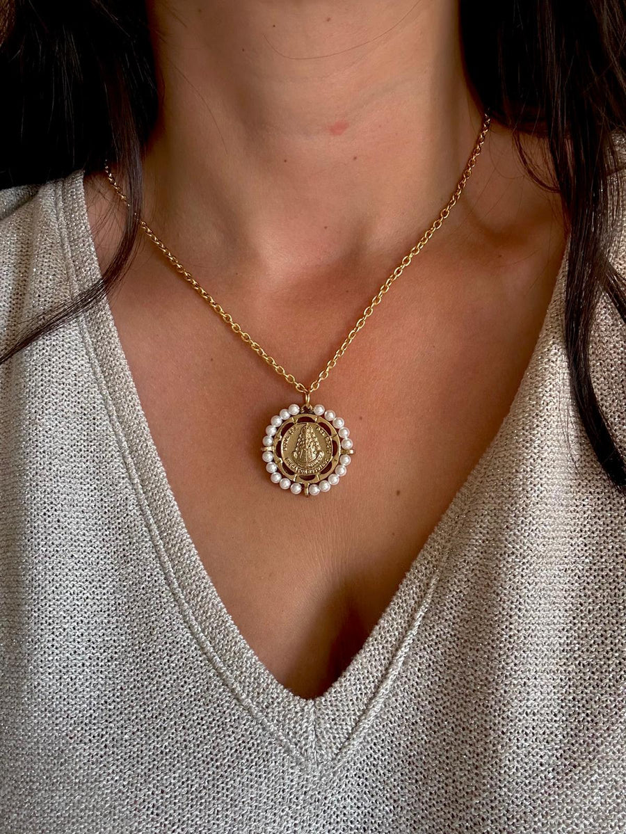Medalla de la Virgen del Rocío con perla natural – Khartes Madrid