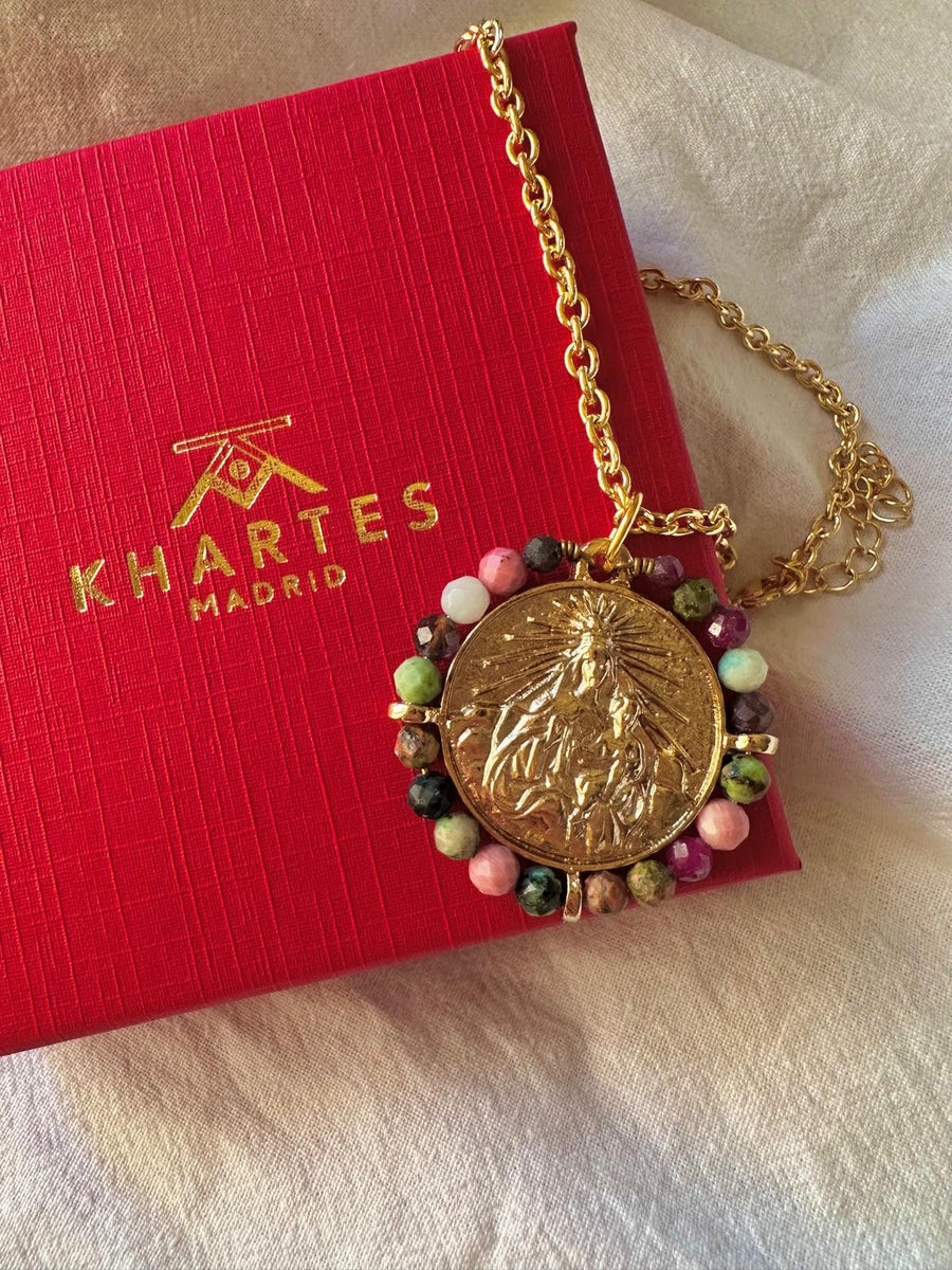 Medalla de la Virgen del Carmen multicolor – Khartes Madrid