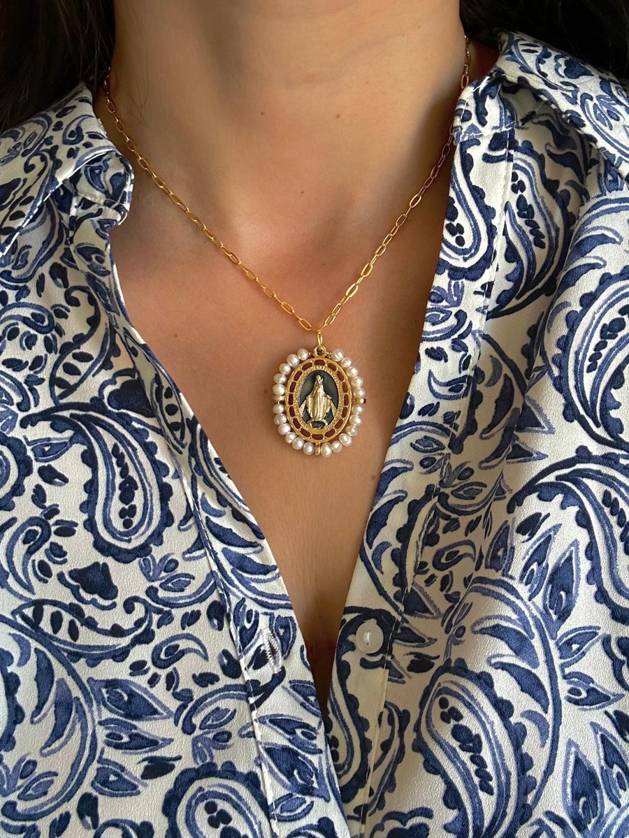 Medalla de La Milagrosa con perla y esmalte azul marino – Khartes Madrid