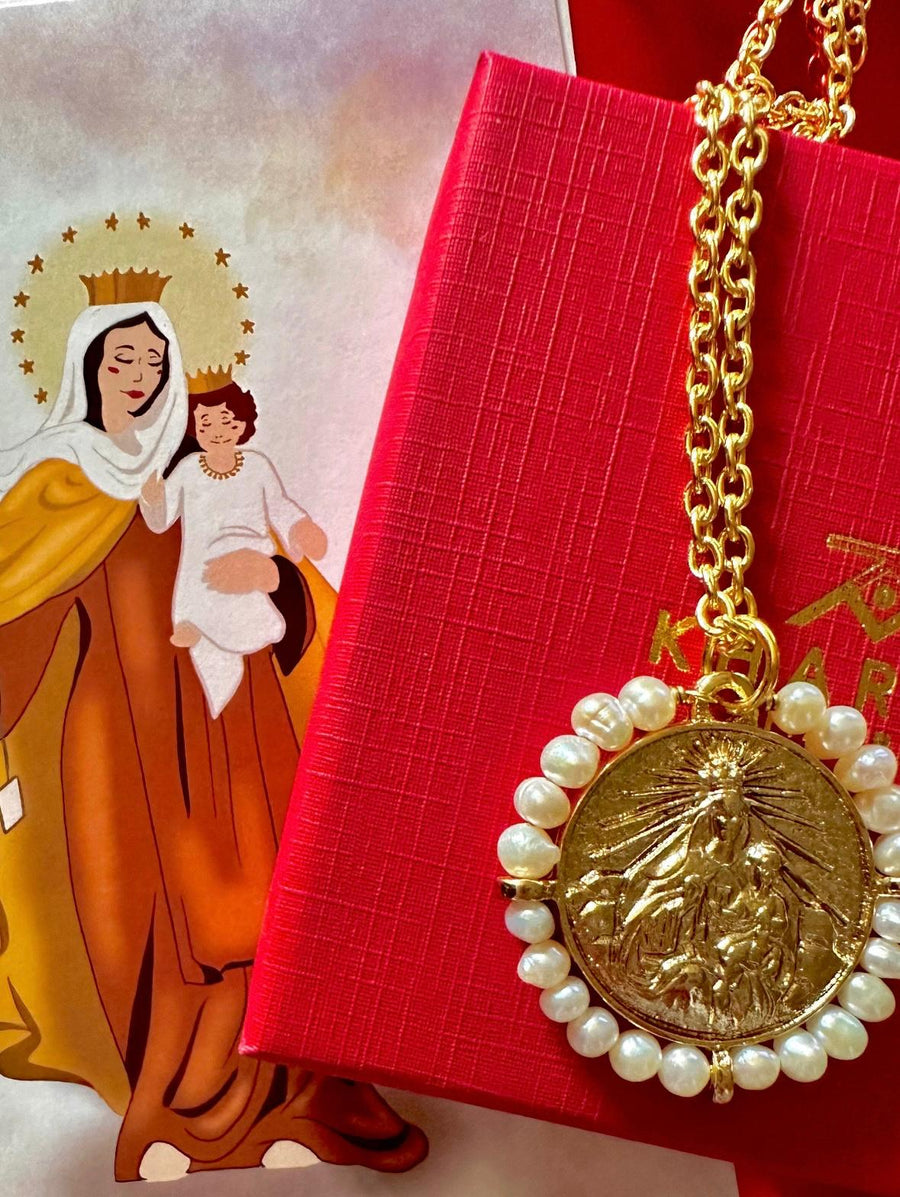Medalla de la Virgen del Carmen con perlas naturales del pack