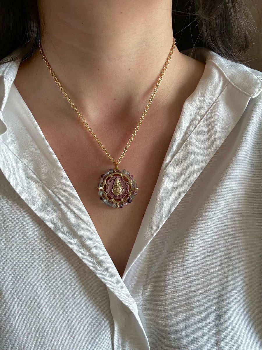 Medalla de la Virgen del Rocío con esmalte lila y fluorita – Khartes Madrid