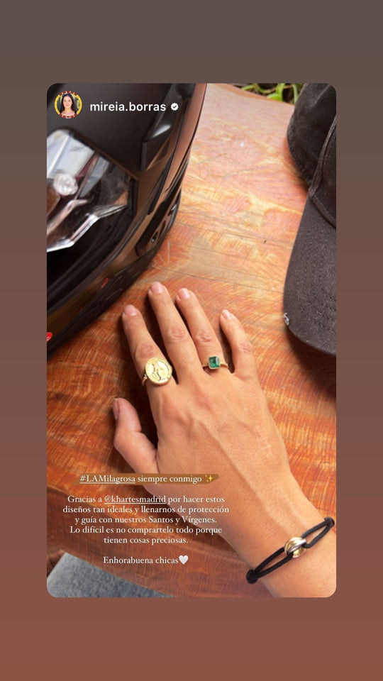 Anillos y medalla Khartes en la mano de una clienta