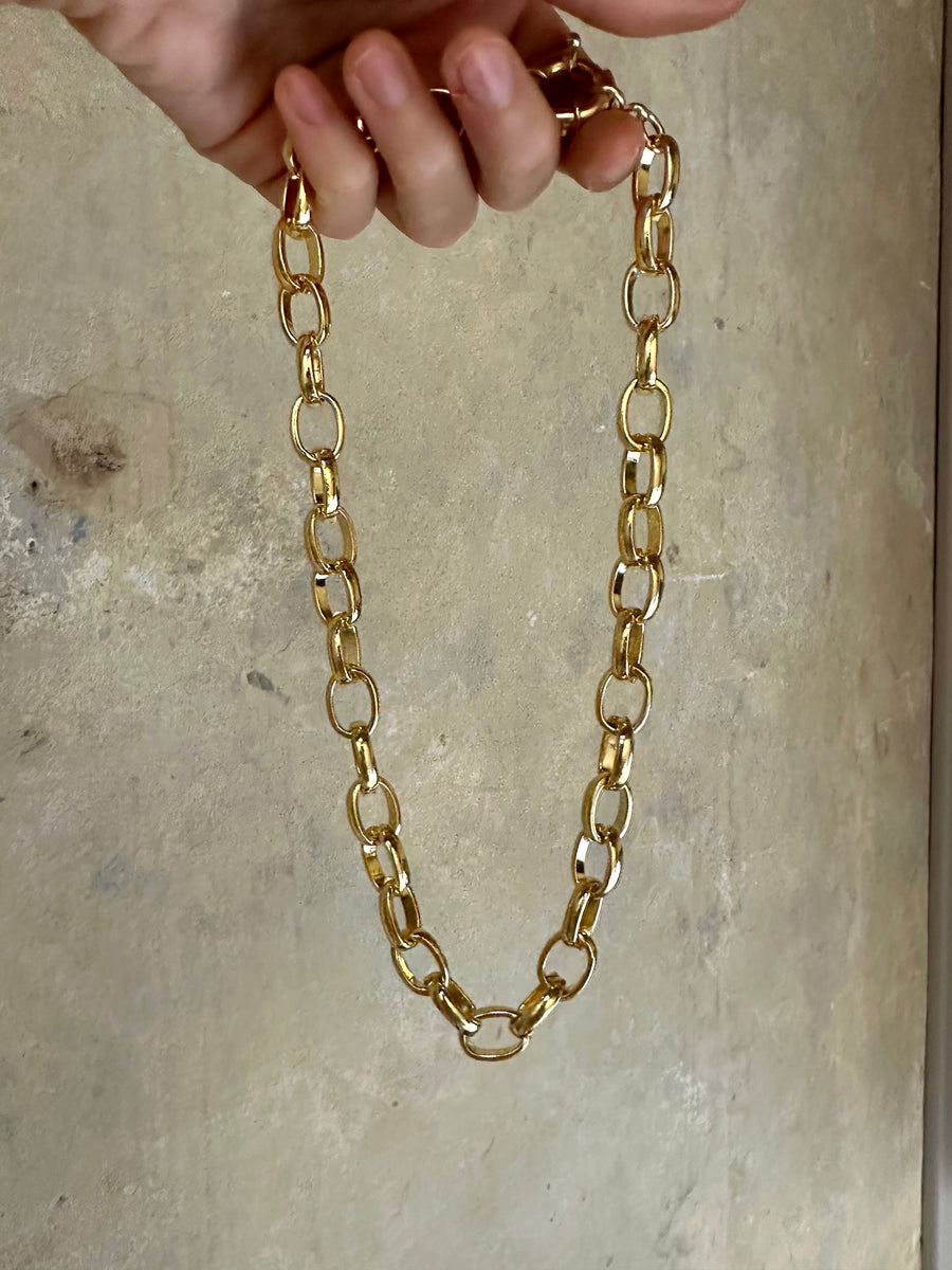 Cadena Gladis dorada de eslabones gruesos en la mano