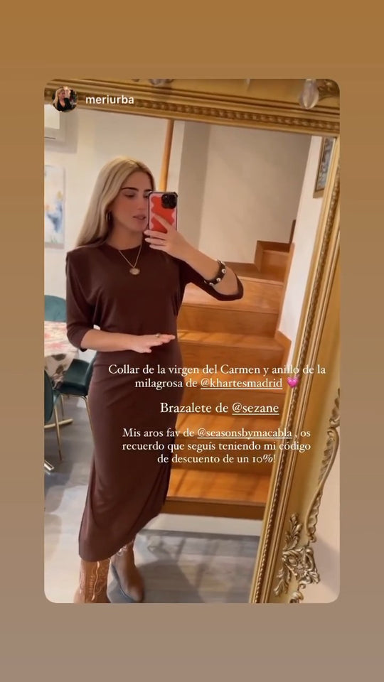 Clienta con collar de la Virgen del Carmen y medalla Milagrosa Khartes