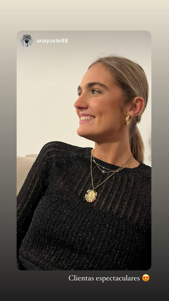 Clienta con medalla dorada Khartes y collar de perlas