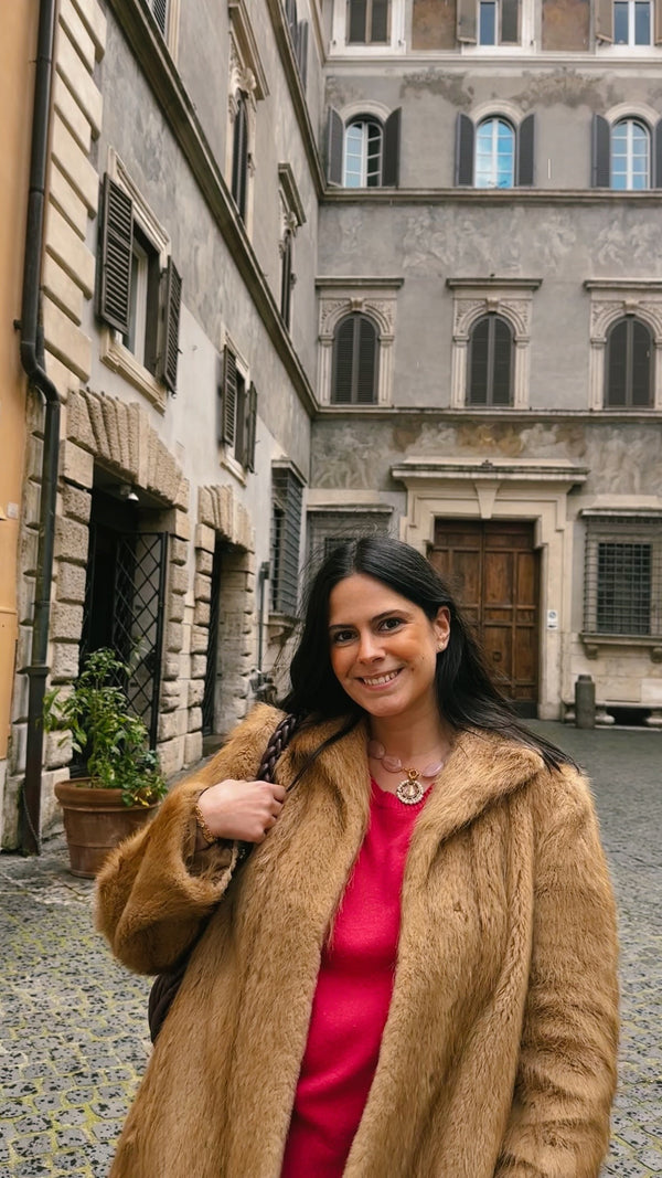 Clienta en Roma con su medalla Khartes