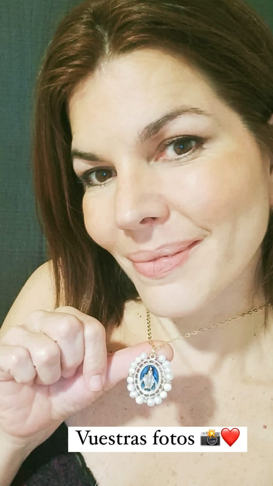 Clienta con medalla de la Virgen Milagrosa con perlas Khartes