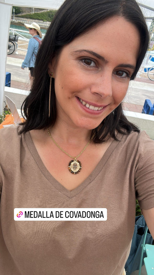 Clienta con medalla de la Virgen de Covadonga Khartes