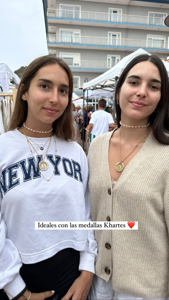 Dos clientas con medallas religiosas Khartes y collares de perlas