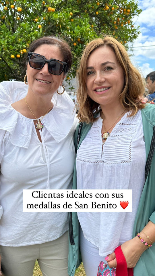 Clientas con sus medallas de San Benito Khartes