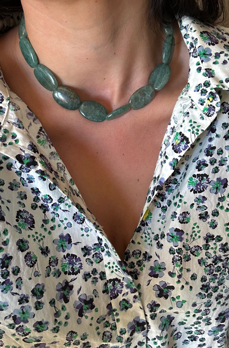 Collar Martina de piedras verdes puesto con camisa de flores