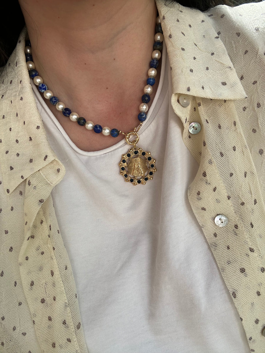 Collar de perlas naturales y lapislázuli con medalla puesto con camisa de lunares