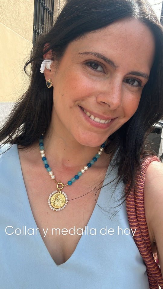 Clienta con collar de cuentas y medalla religiosa Khartes