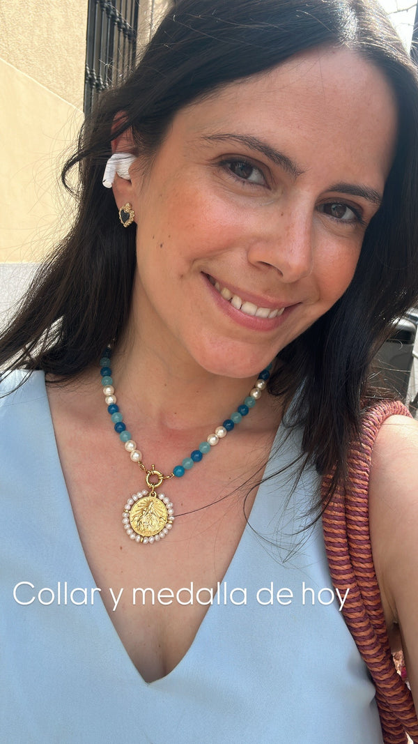 Clienta con collar de cuentas y medalla Khartes