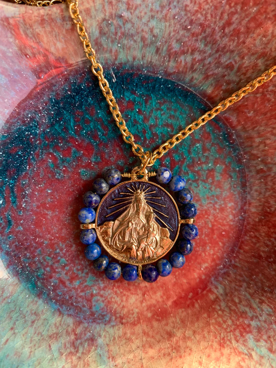 Medalla de la Virgen del Carmen con lapislázuli y esmalte azul – Khartes Madrid