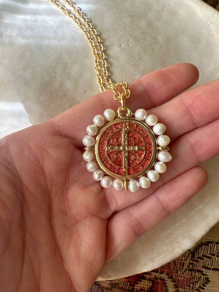 Medalla de San Benito con perla natural y esmalte coral, bañada en oro – Khartes Madrid