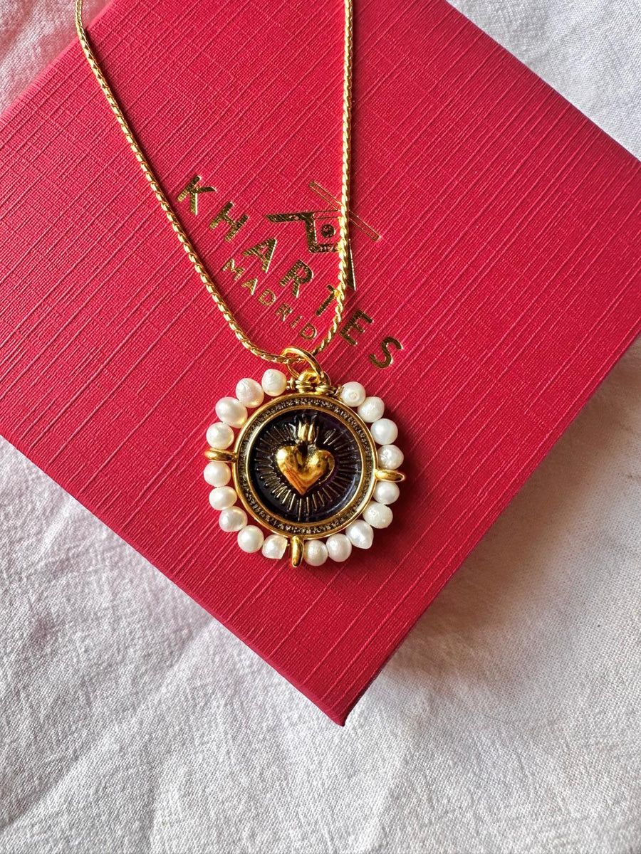 Medalla del Sagrado Corazón de Jesús con esmalte negro y perlas naturales sobre caja de regalo