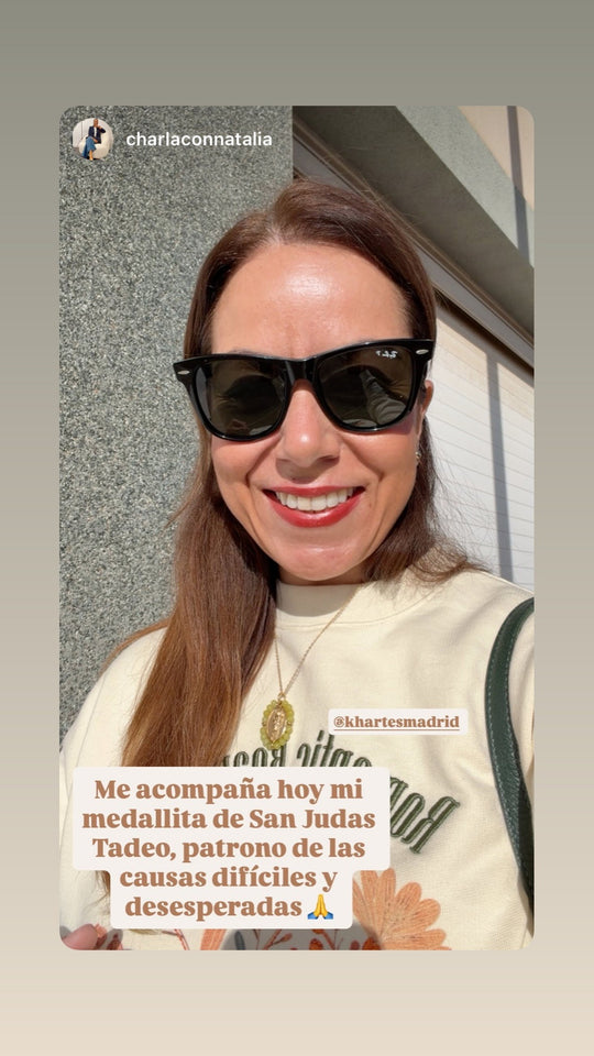 Clienta con medalla de San Judas Tadeo Khartes