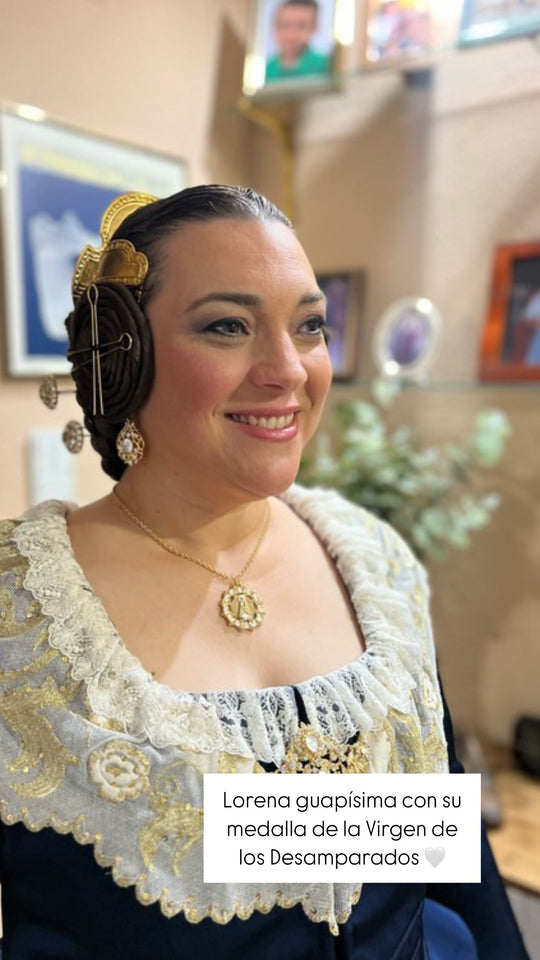 Clienta vestida de fallera con medalla de la Virgen de los Desamparados Khartes